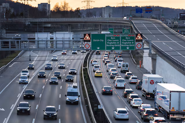 Auffahrunfall auf der A1 bei Zürich: Person nach Kollision eingeklemmt – Massive Verkehrsbehinderungen